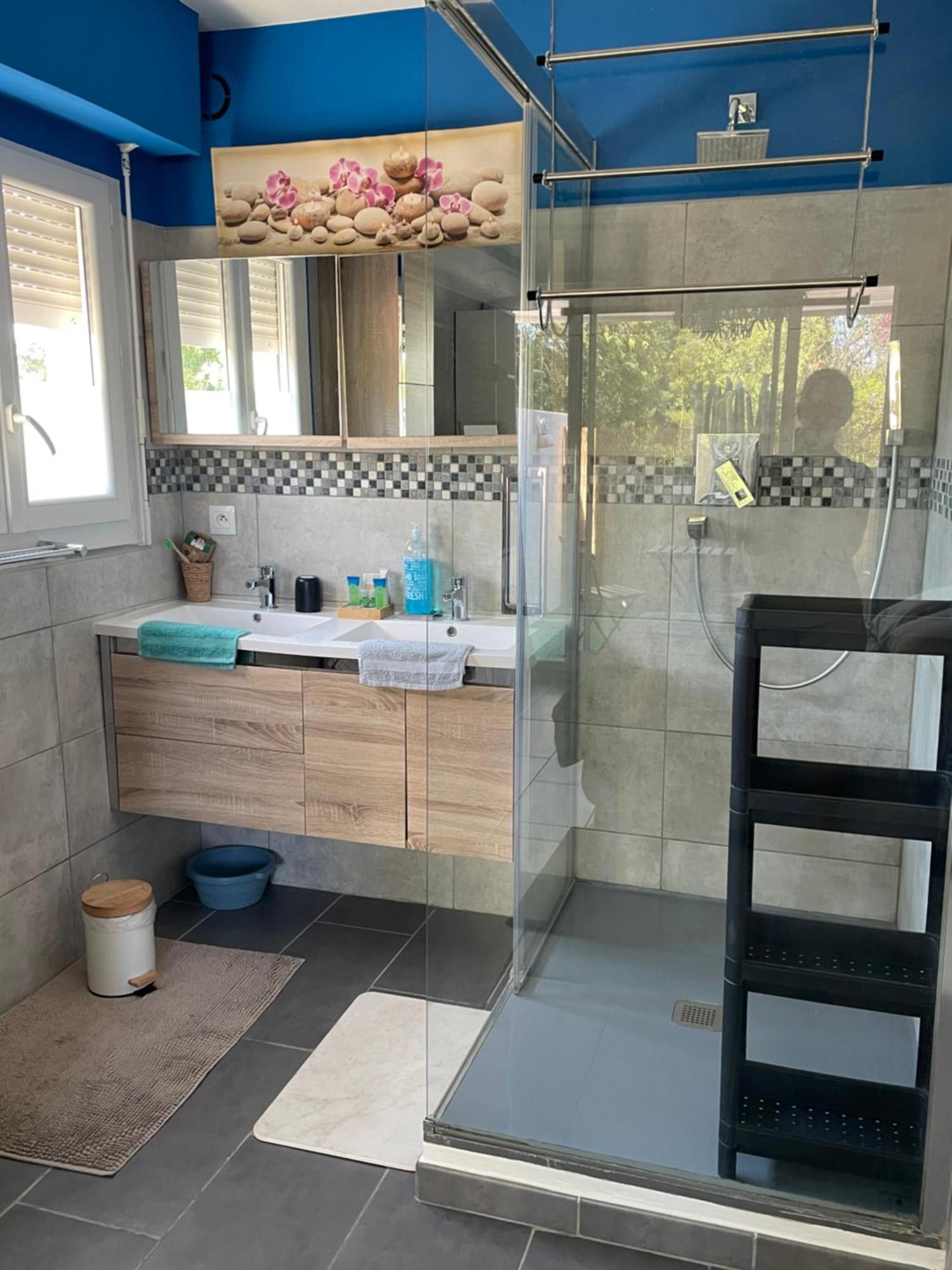 Agreable T2 Traversant Rdc Avec Terrasse + Balcon+ Parking 2 Places Montpellier Luaran gambar